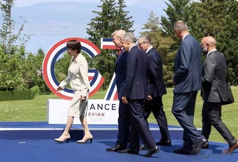 G7峰会上的这一幕抓拍的有心机，这是日媒发布的，想突出以高市为中心，以她为带头的