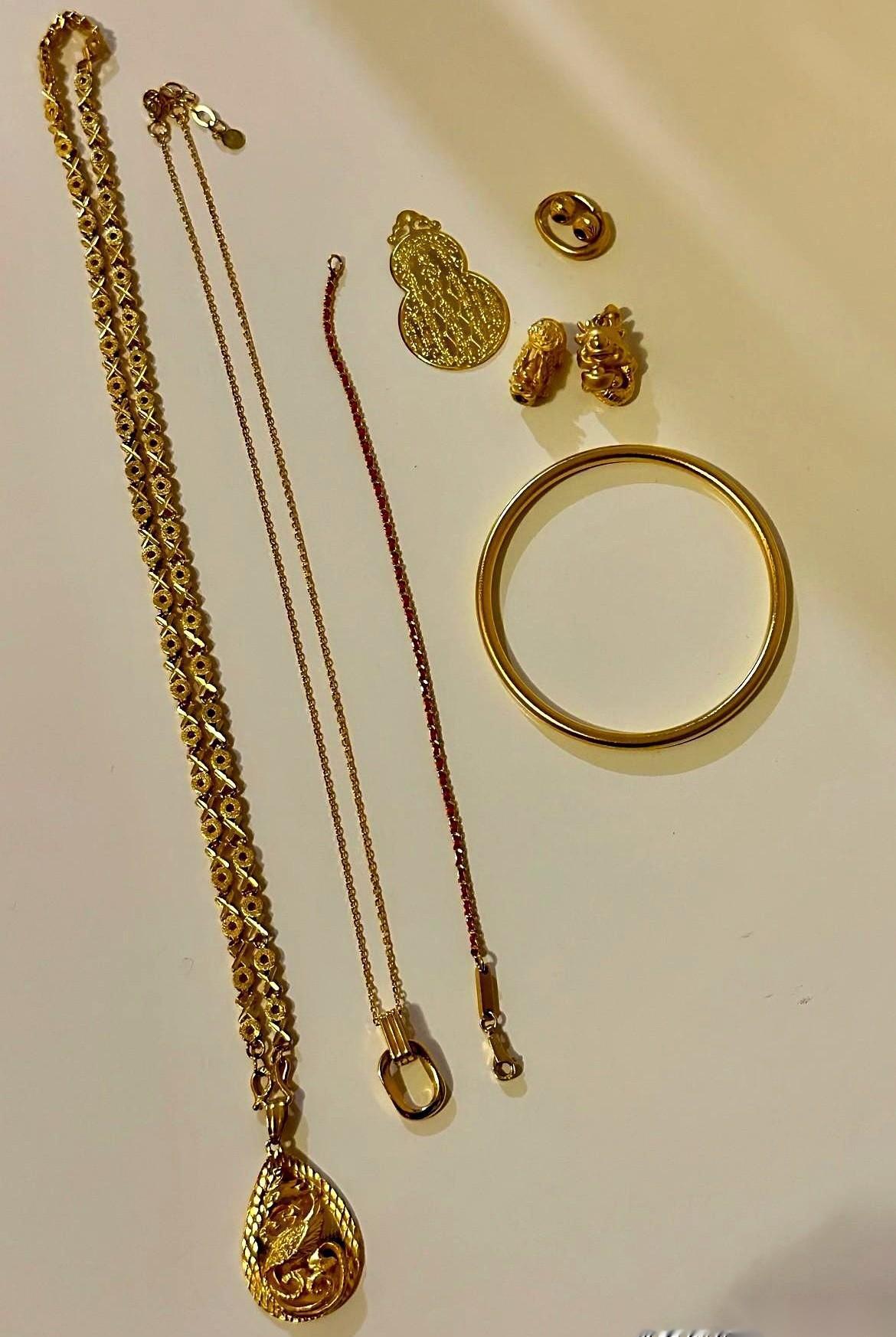 950一克。
我看到这价格的时候，差点以为自己手机坏了。
这哪是黄金啊，这是把人