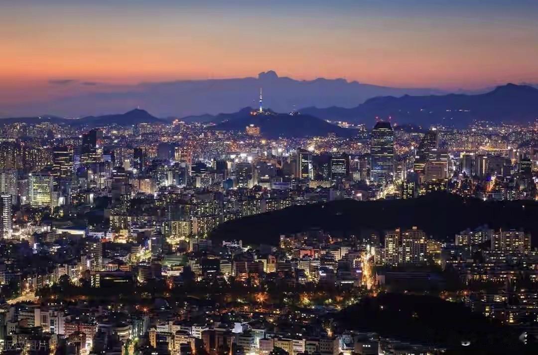 同根同源命运大反差！韩国青年疯狂内卷，隔壁朝鲜年轻人为何活得从容？
 
很多人很
