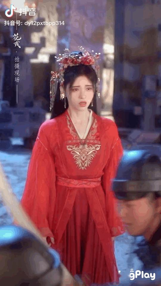 鞠婧祎花絮翻车不是第一次了，去年花戎官抖发了一条想夸演技，结果翻车了被迫删了[允