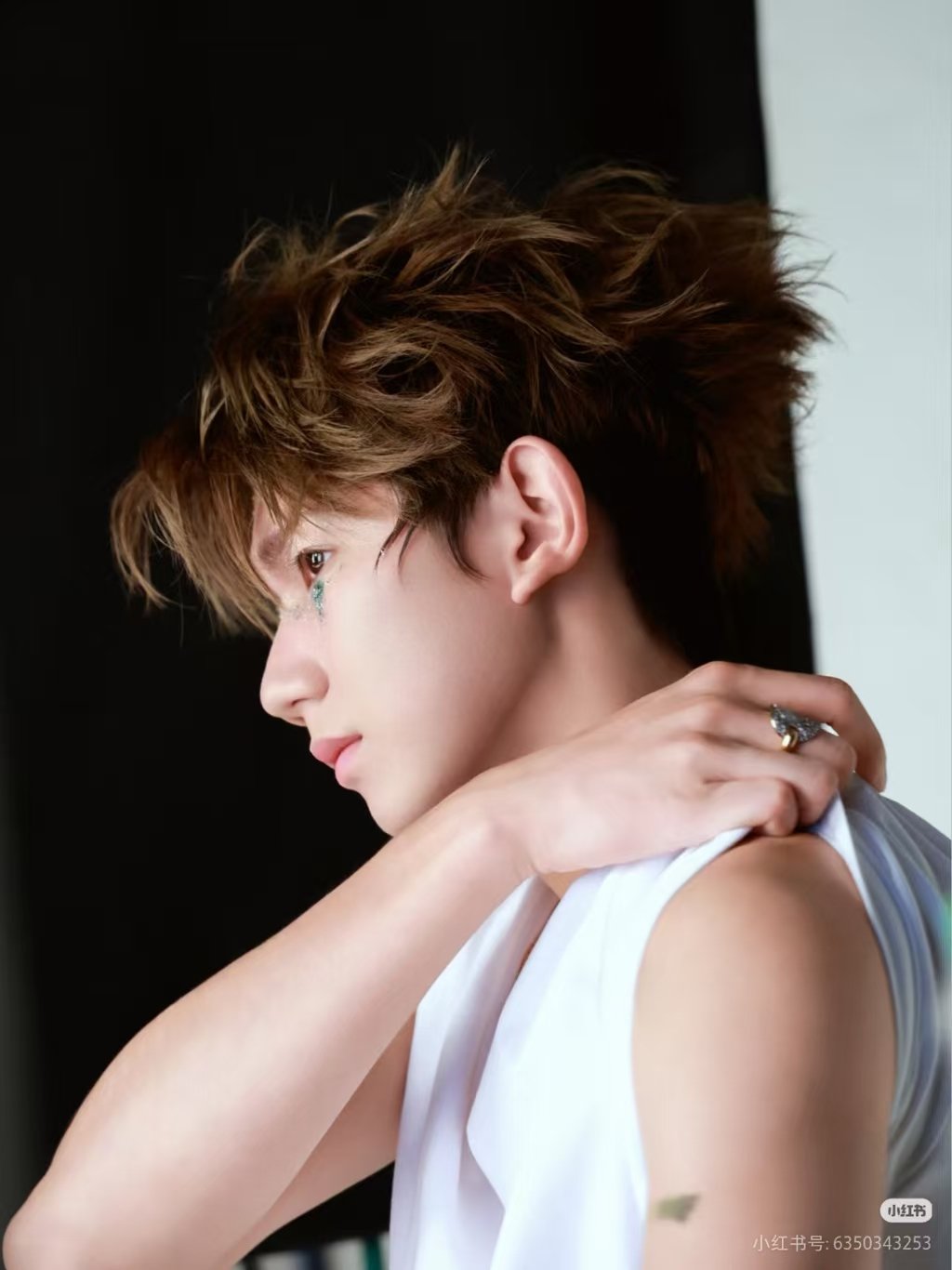 王源白t肌肉照 王源肌肉勾引人来的 帅成这样何意味！ 