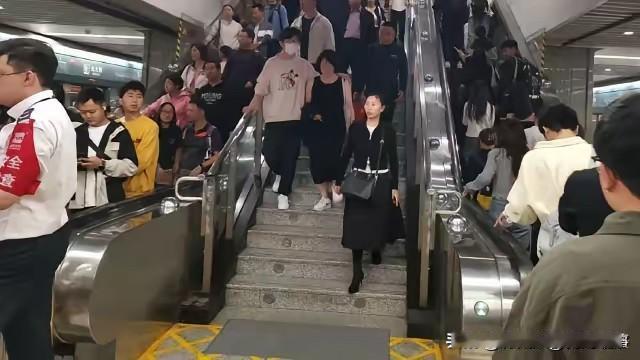 广州男子地铁扶梯扭头聊天摔倒，起诉地铁索赔被驳回！法院明确责任边界
 
广州一男