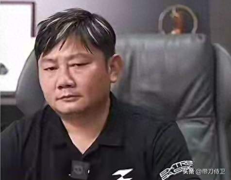 粉丝哭求退车救人！张雪当场暖心相助，事后查出大问题