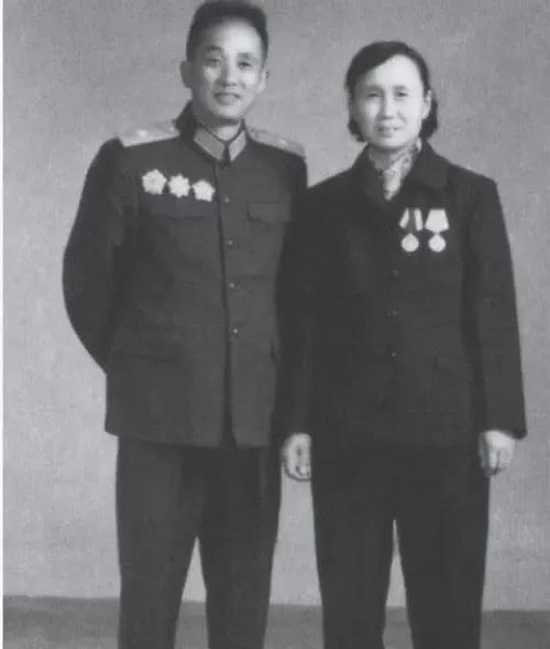 1947年，周志坚大腿根部受伤入院。

这位12岁参军、7年就当上师长的青年将领