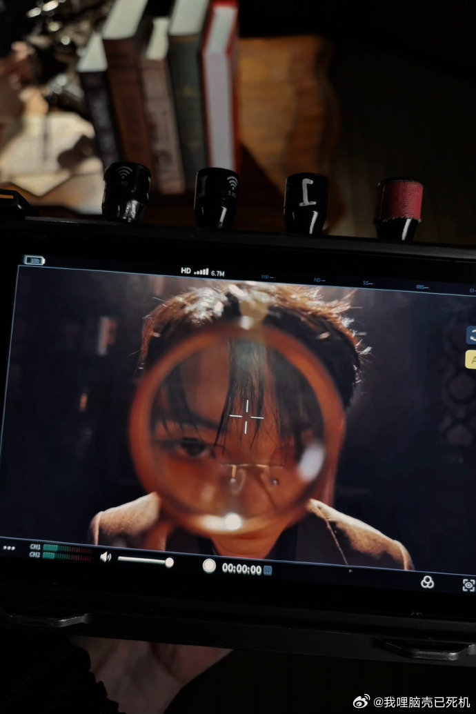 马嘉祺西装眼睛矜贵感马嘉祺监视器放大镜视角 马嘉祺监视器放大镜视角，马嘉祺西装眼