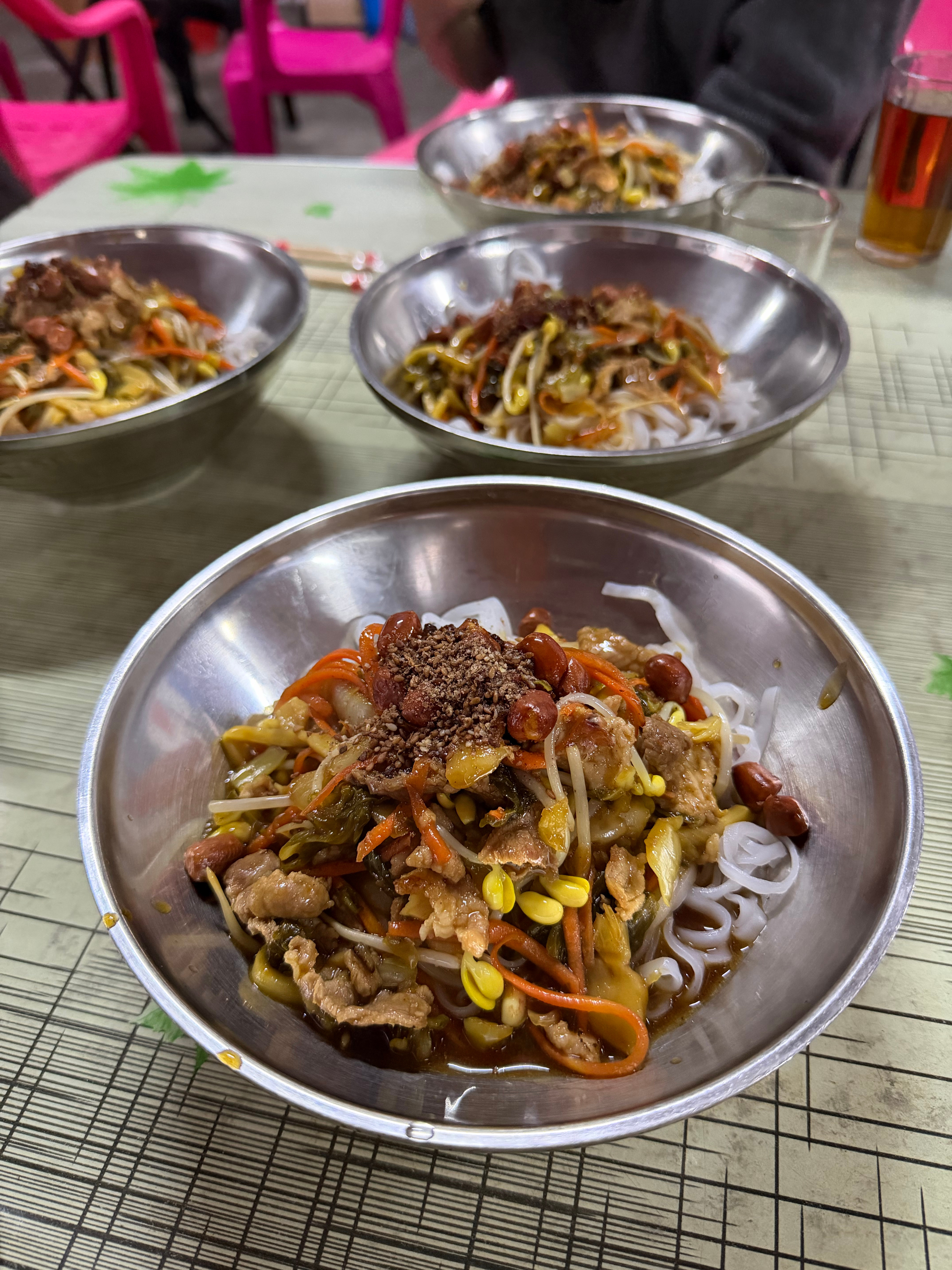 这个叫腌生粉甜甜的，有种螺狮粉的感觉，但是又没有那么臭同事们都说挺好吃的哈哈哈哈