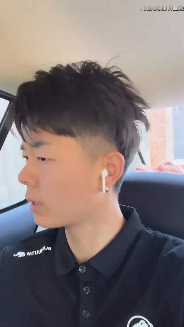 当你失恋坐着父亲车，听着伤感歌，这时一只耳机突然没电了。