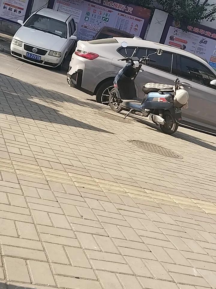 骑到丁字路口 看到一个老太太拉着一个五六岁的小孩 一个往前走一个向后拉  就听到