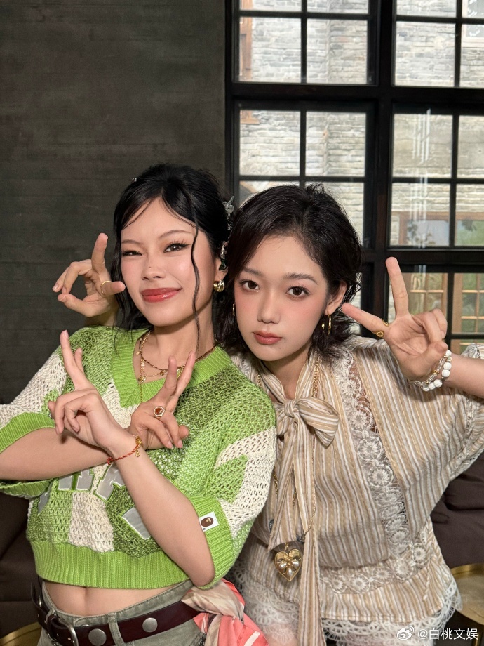 万妮达晒五哈合照鹿晗拉布布话筒挂件哈哈哈哈哈 万妮达分享了五哈全员合照，每人两张