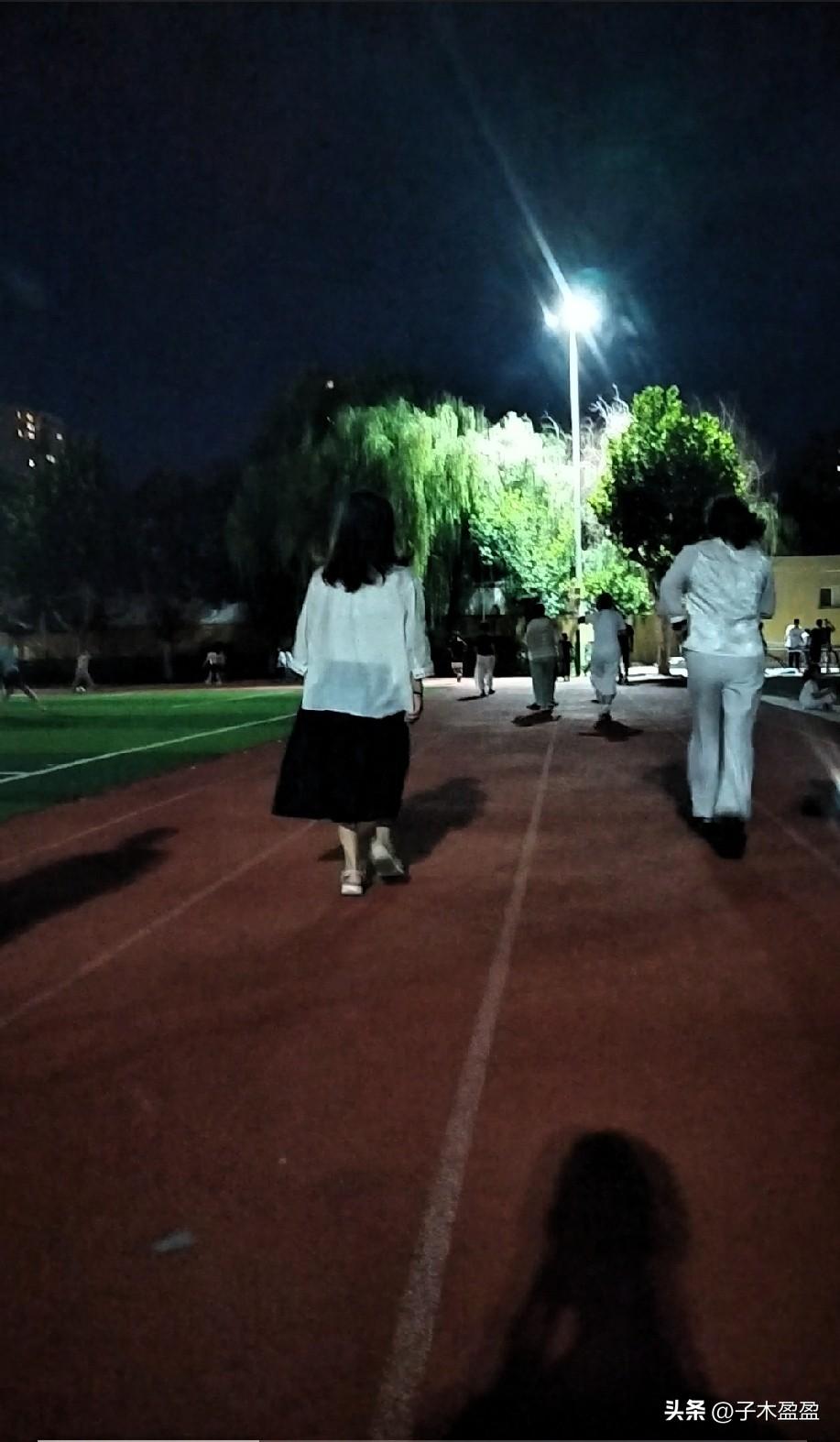 夜晚的人儿啊，是最幸福的，吃饱喝足，溜达溜达……偶尔抬头看看星空，那儿藏着你所有