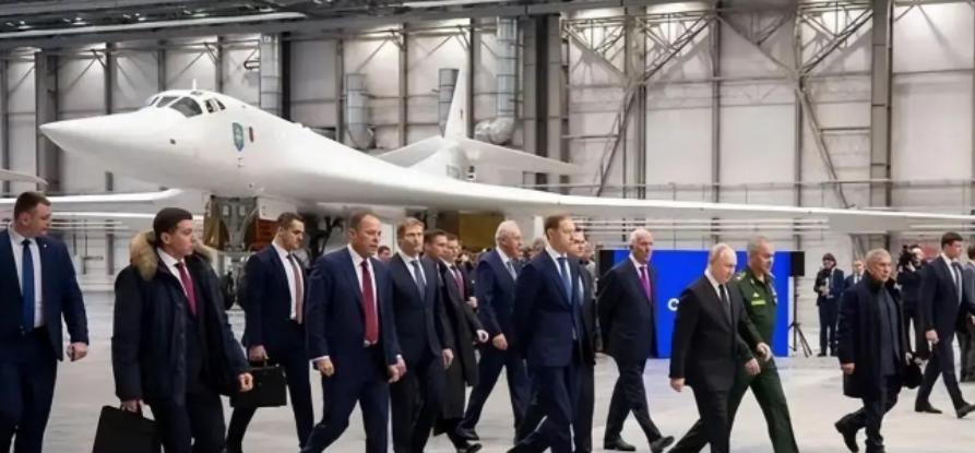 普京参观图-160制造厂，出现罕见一幕：够中国至少追赶二十年。


“普京亲自驾