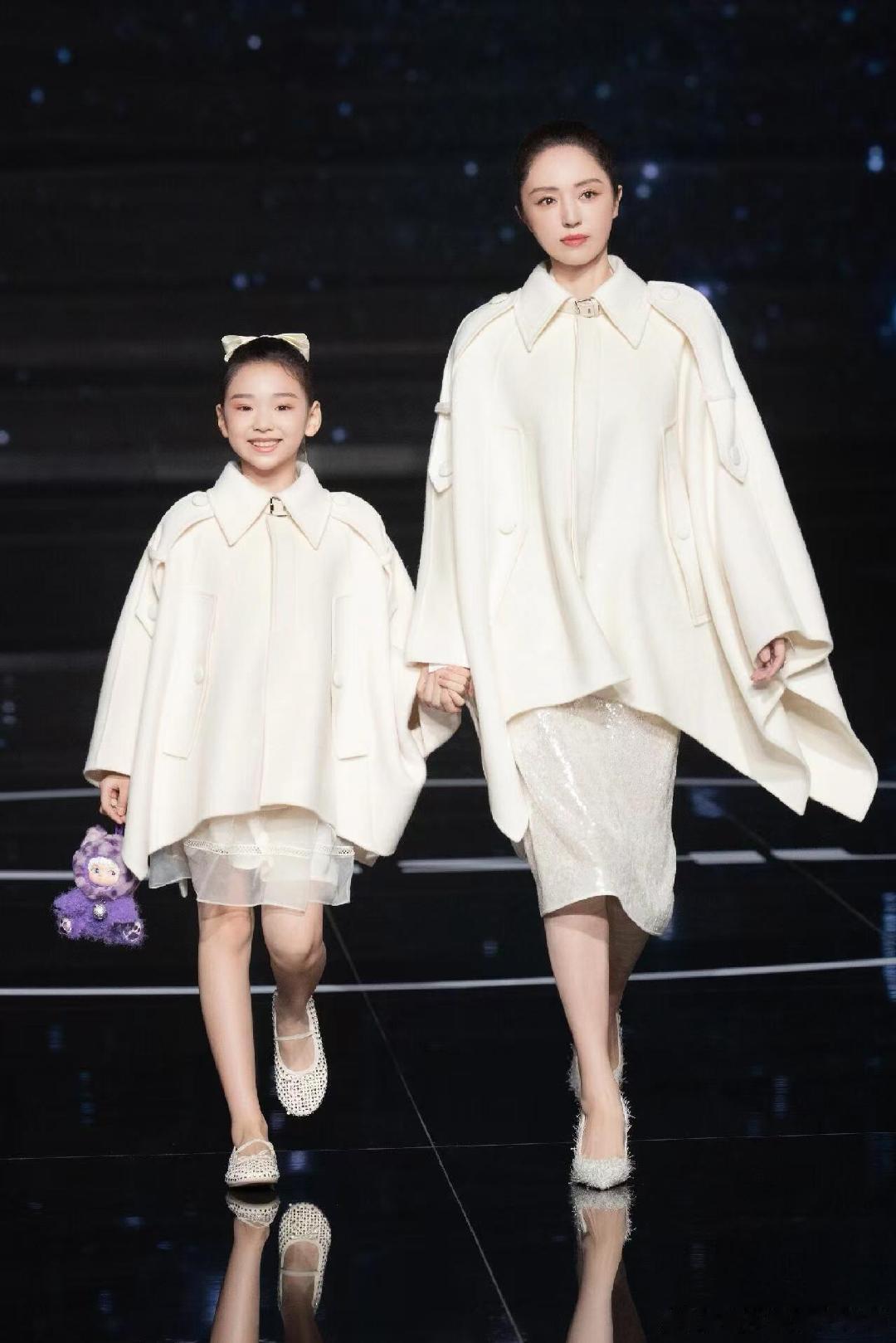 董璇晒小酒窝第5次走秀董璇陪着参加第五次时尚活动，孩子对走秀工作超熟悉，面对镜头