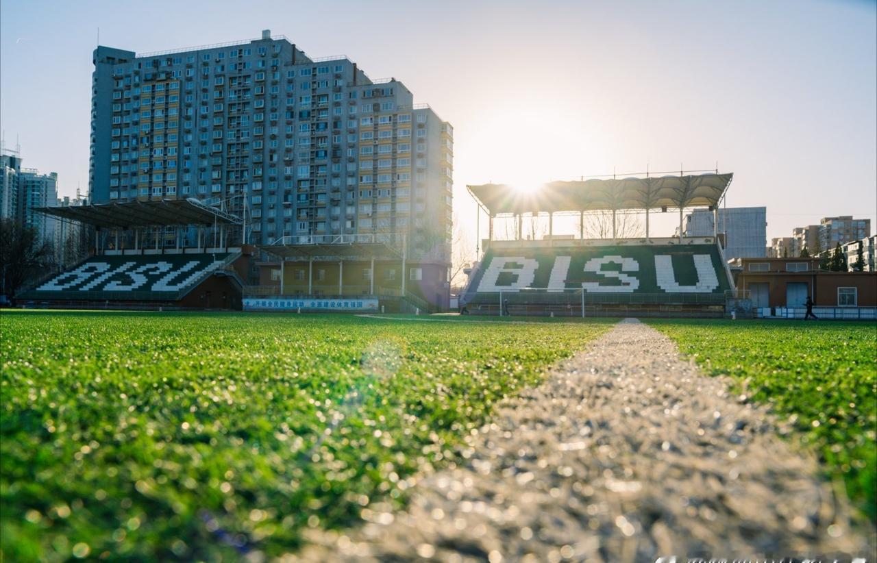 六十一载，初心如磐承总理嘱托，矢志服务国家战略；
六十一载，“语”通中外以语言为