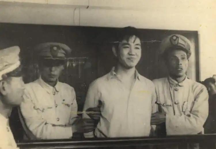 2001 年，上海市档案馆的查阅室里，市方志办的王佩民突然捂住嘴发出呜咽，手中的