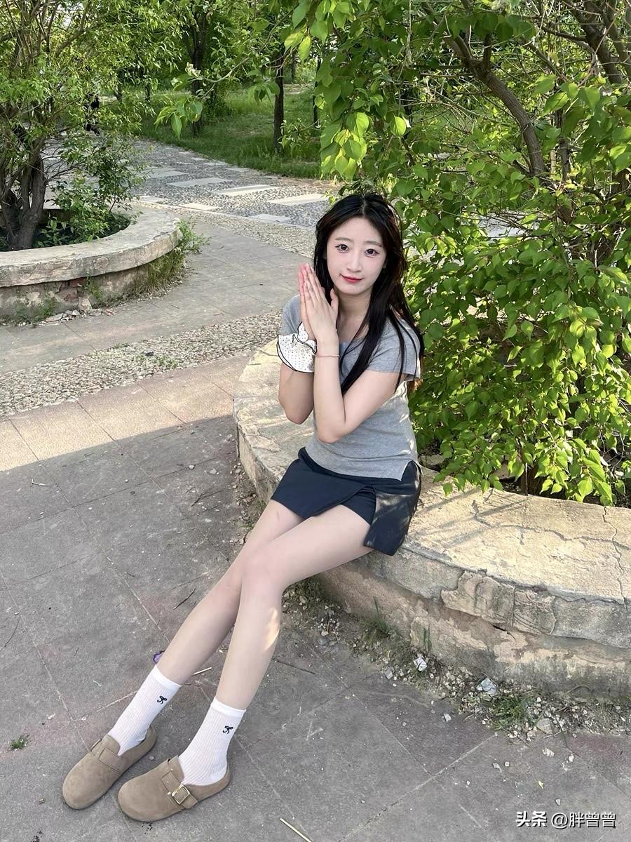 夏日清新穿搭，绿意盎然公园里，少女与自然相伴