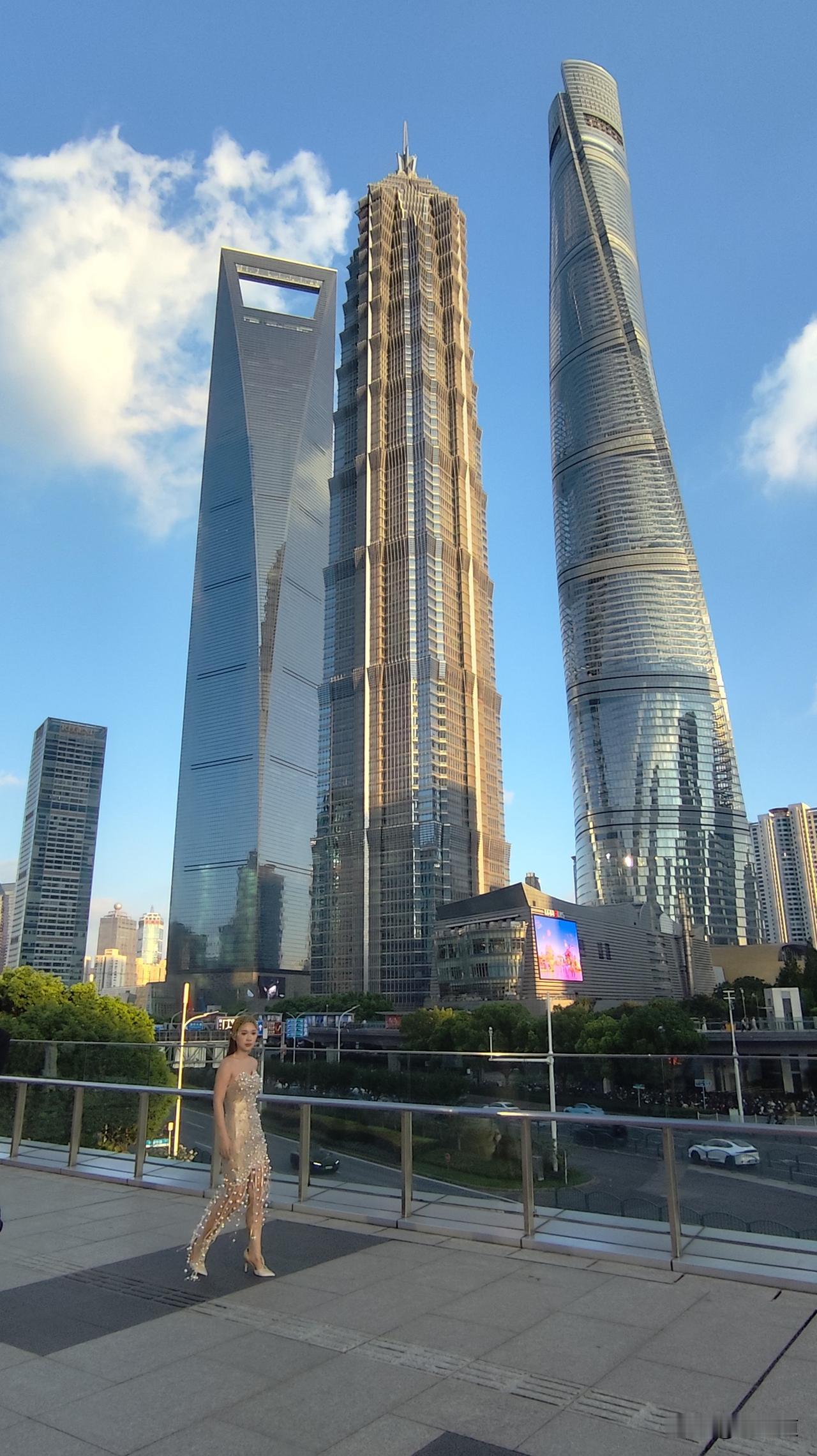 能分享你家乡的美景照吗金秋季节，美丽的蓝天白云下，矗立着雄壮优美的现代建筑，令人