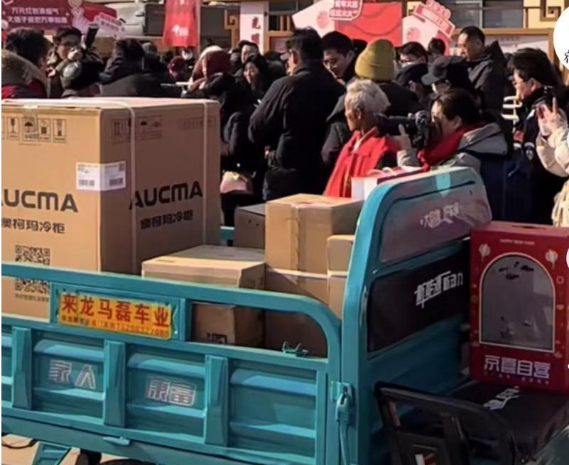 腊八的暖心暴击来啦！光明村的幸福年味已签收✅ 又是被东哥的宠乡日常狠狠戳中，万件