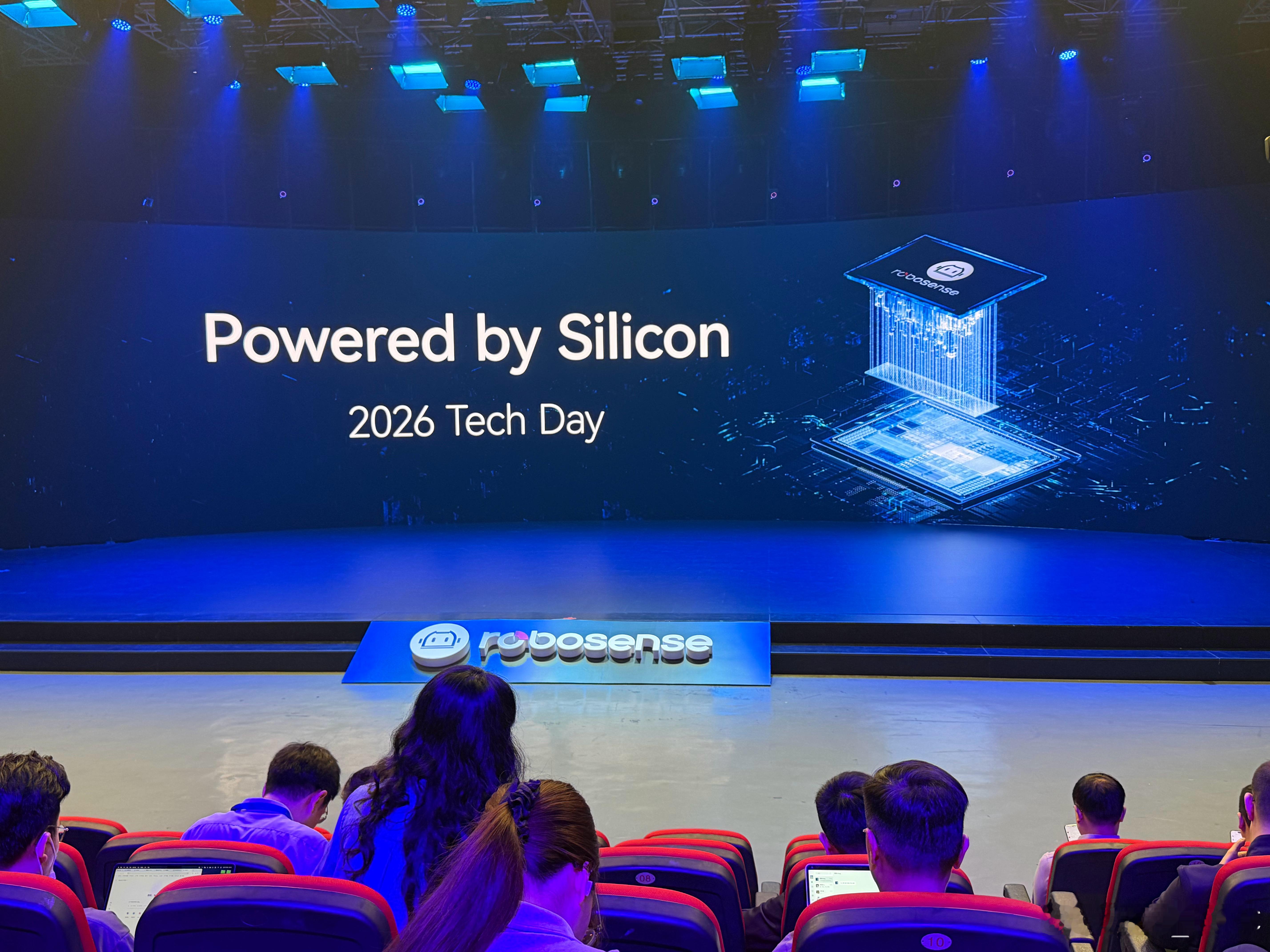 上周禾赛发布了4320线的ETX平台，今天来看看激光雷达界的另一巨头——速腾聚创