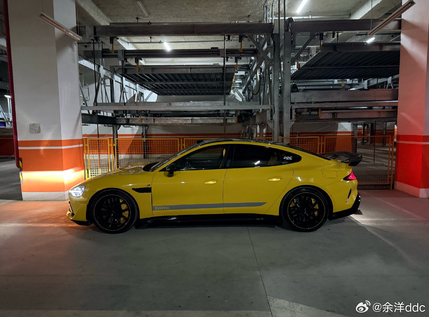 双层立体车位快成为工业遗产了，因为它又窄又矮又难停，特别容易刮蹭轮圈，现在新能源