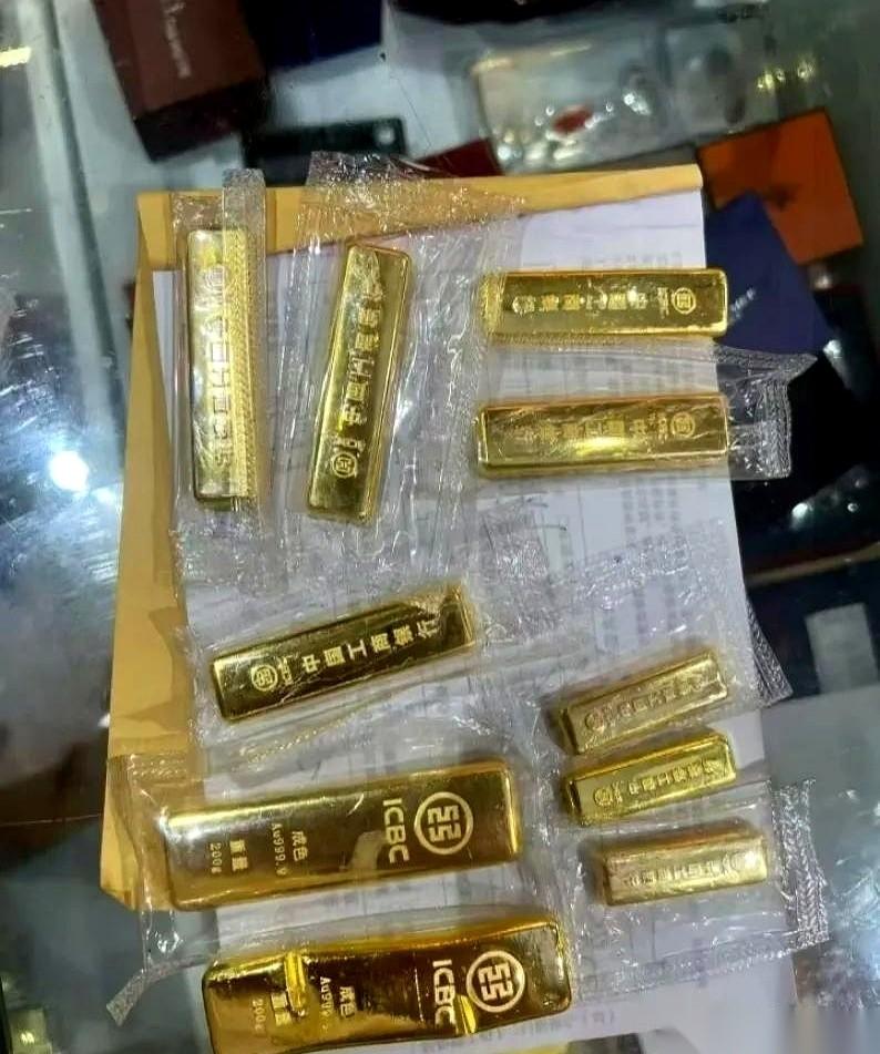 手机屏幕一亮，900这个数字直接砸在我脸上。
就这么直勾勾地，一动不动。
三个月