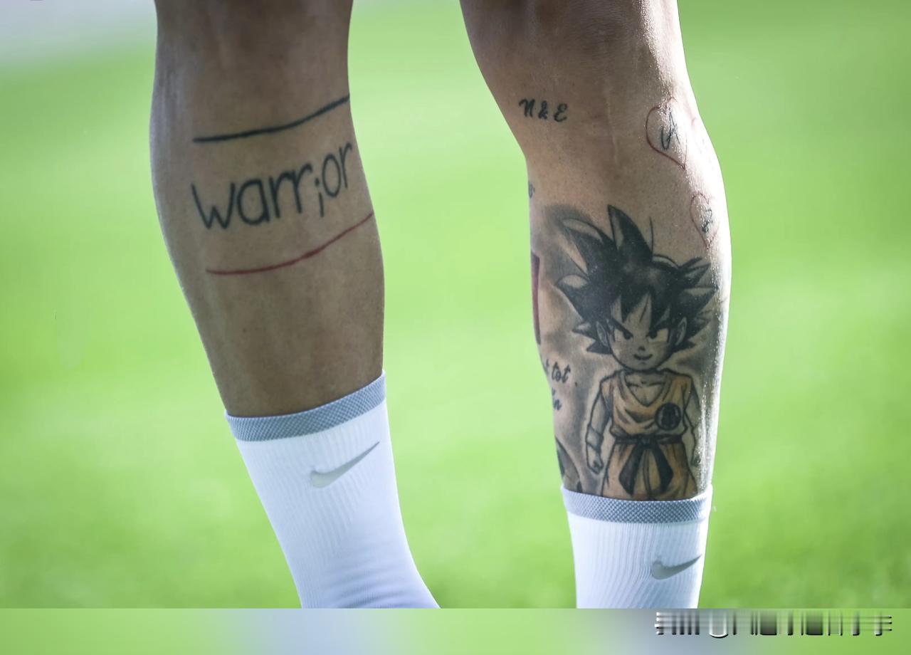 猜猜这是大连英博队哪位外援的腿，腿上纹的卡通人物相信80后应该都认识吧[呲牙]