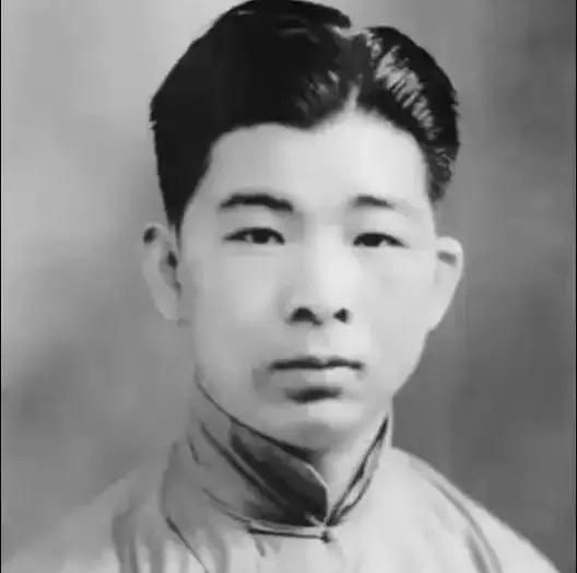 1940年，熟睡中的冯运修，突然感觉不对劲，好像是日军包围他家了。

窗外的狗突