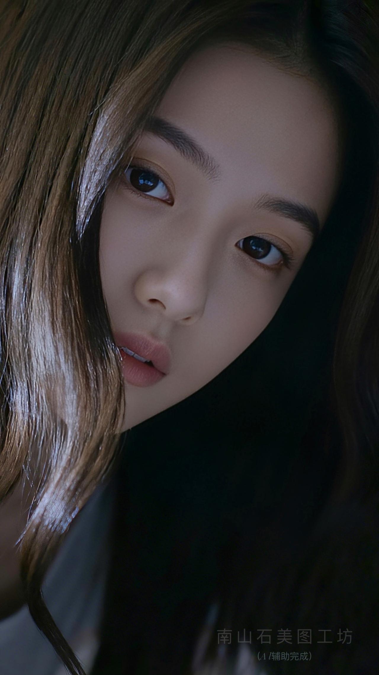 暖光轻绕柔亮长发，每缕都淌着星河。眼波似盛山涧清泉，澄澈里故事流转。唇角微扬时，