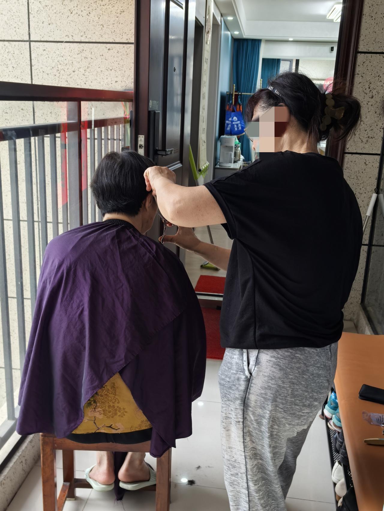 沉浸式旁观:八十岁以上老人的福利真是好
      早上十点，政府派来的家政人员