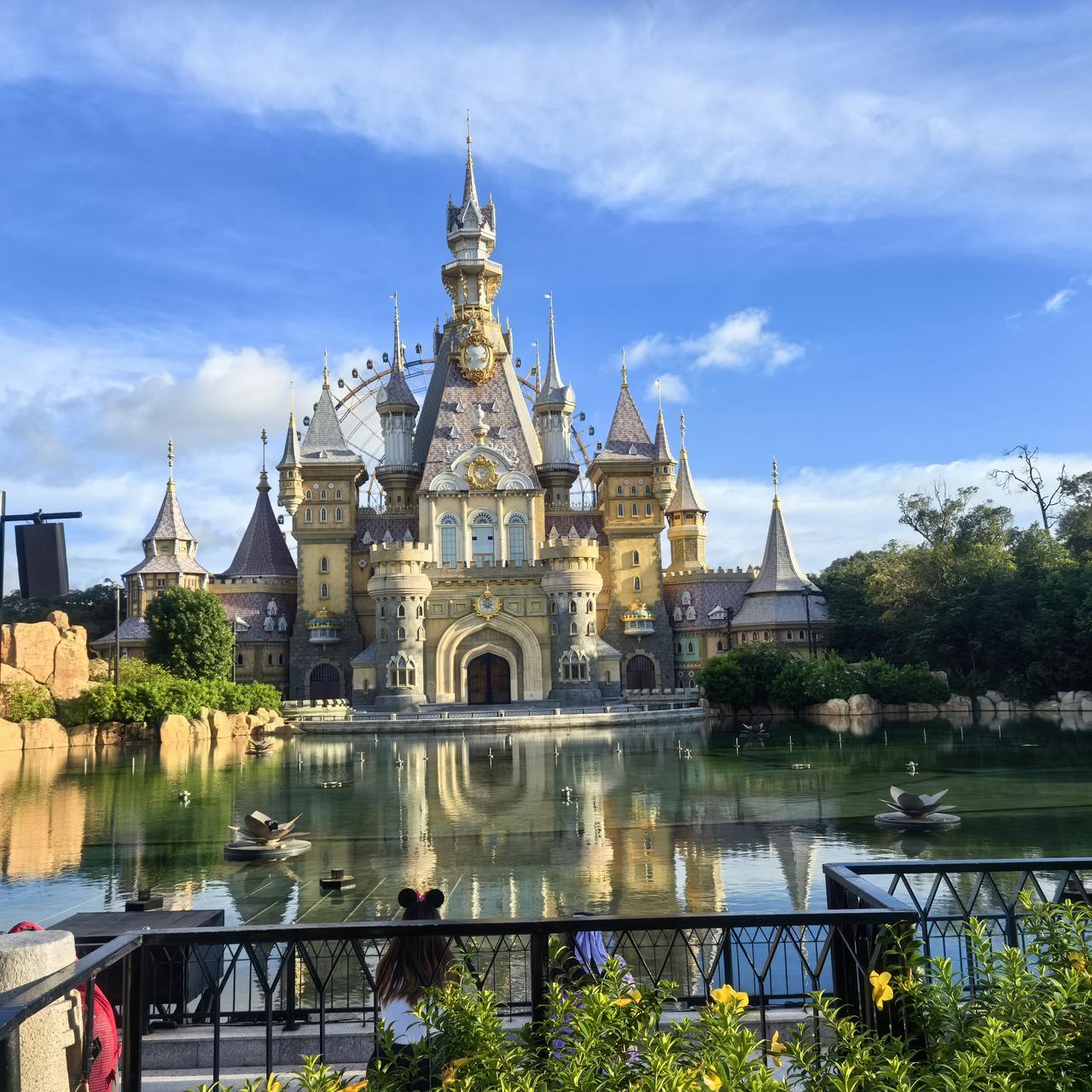 最近股市可太魔幻了，指数富贵得很，个股却惨不忍睹，股民们亏得一塌糊涂。就说上证指