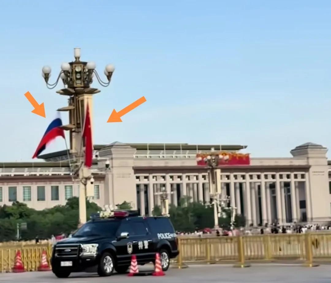 5月19日，北京长安街天安门广场悬挂五星红旗和俄罗斯国旗。