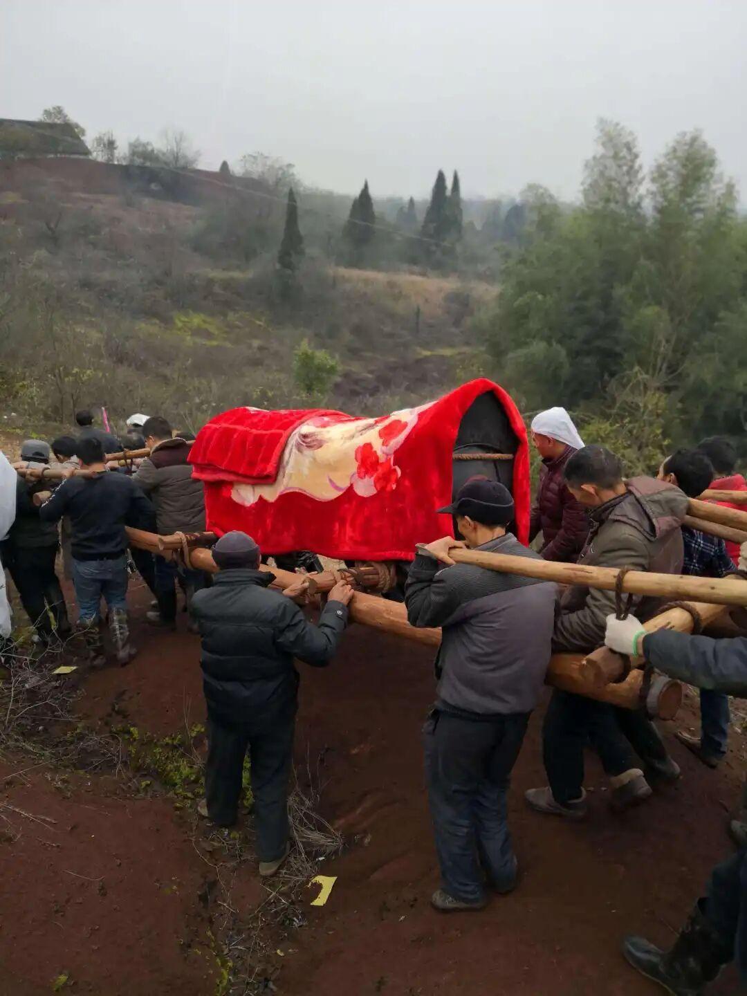 两人风雨同舟能走完一个多世纪，都是他人望尘莫及的圆满
已够得正终寿寝[祈祷]
佛