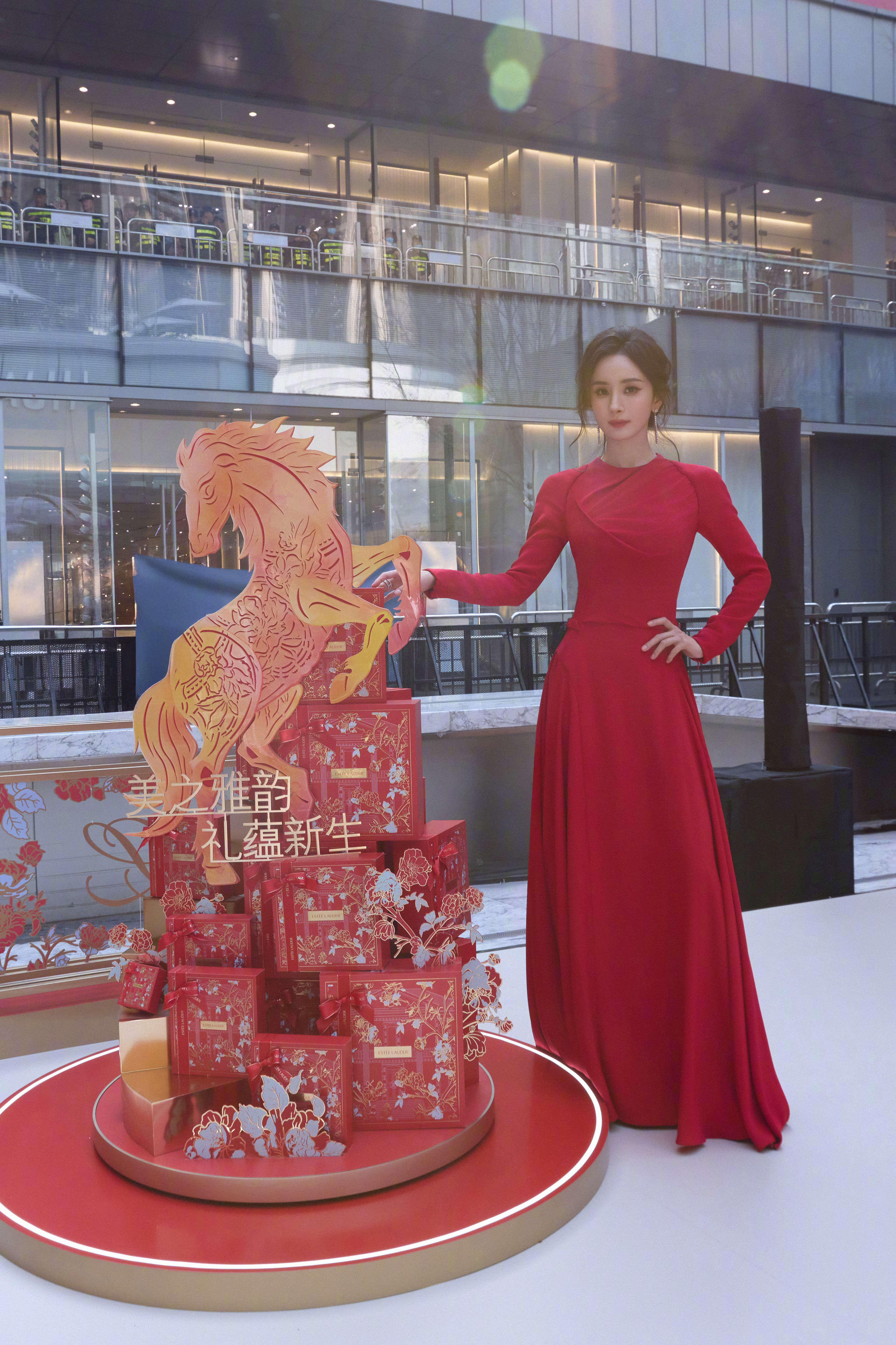 杨幂左手春卷右手春饼杨幂在复制粘贴的时代，你是手写的诗