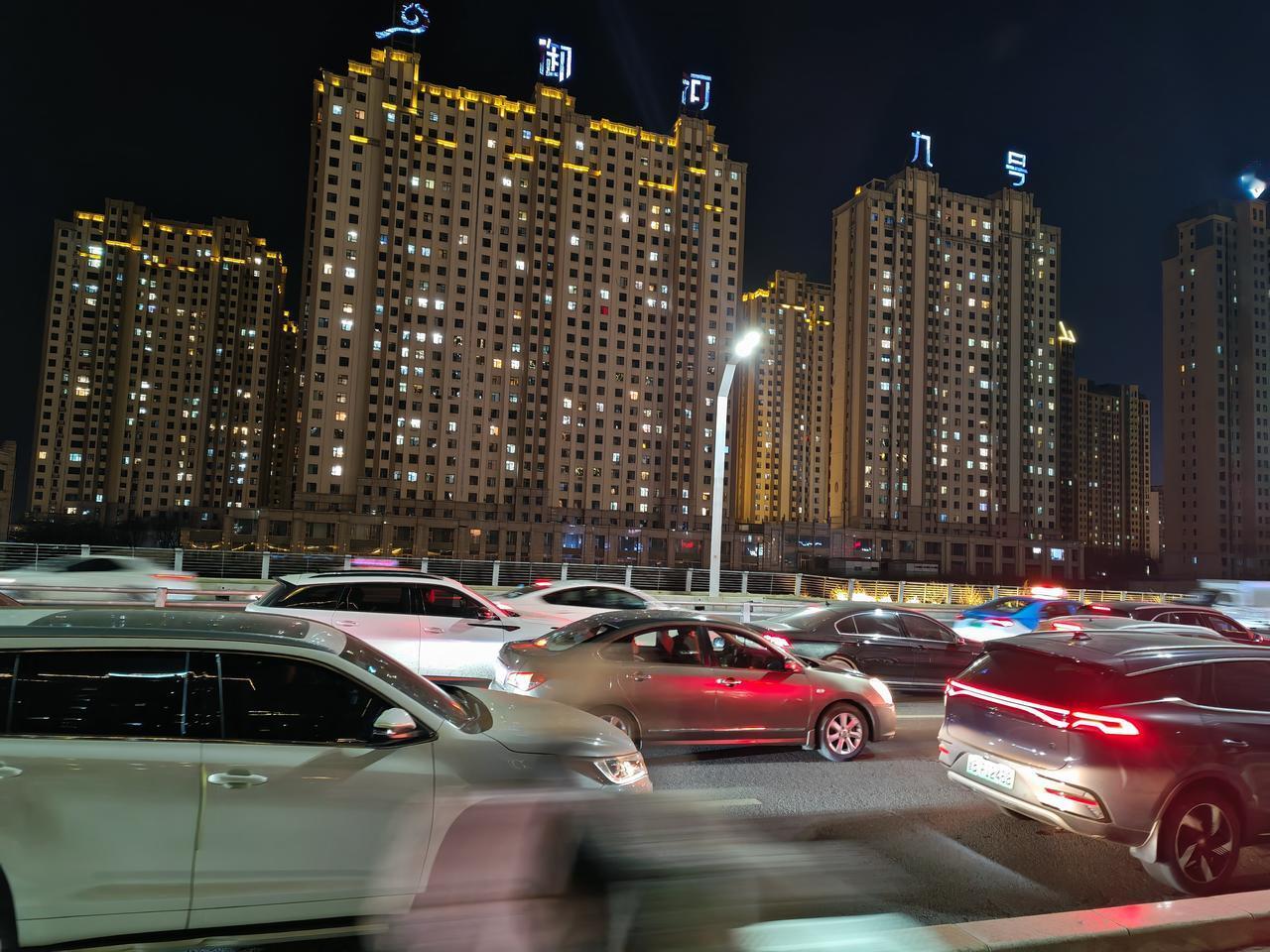 今天一位朋友跟我讲，他最近炒股赔了三十万。原本还盘算着赚点钱，好好过个年，哪承想