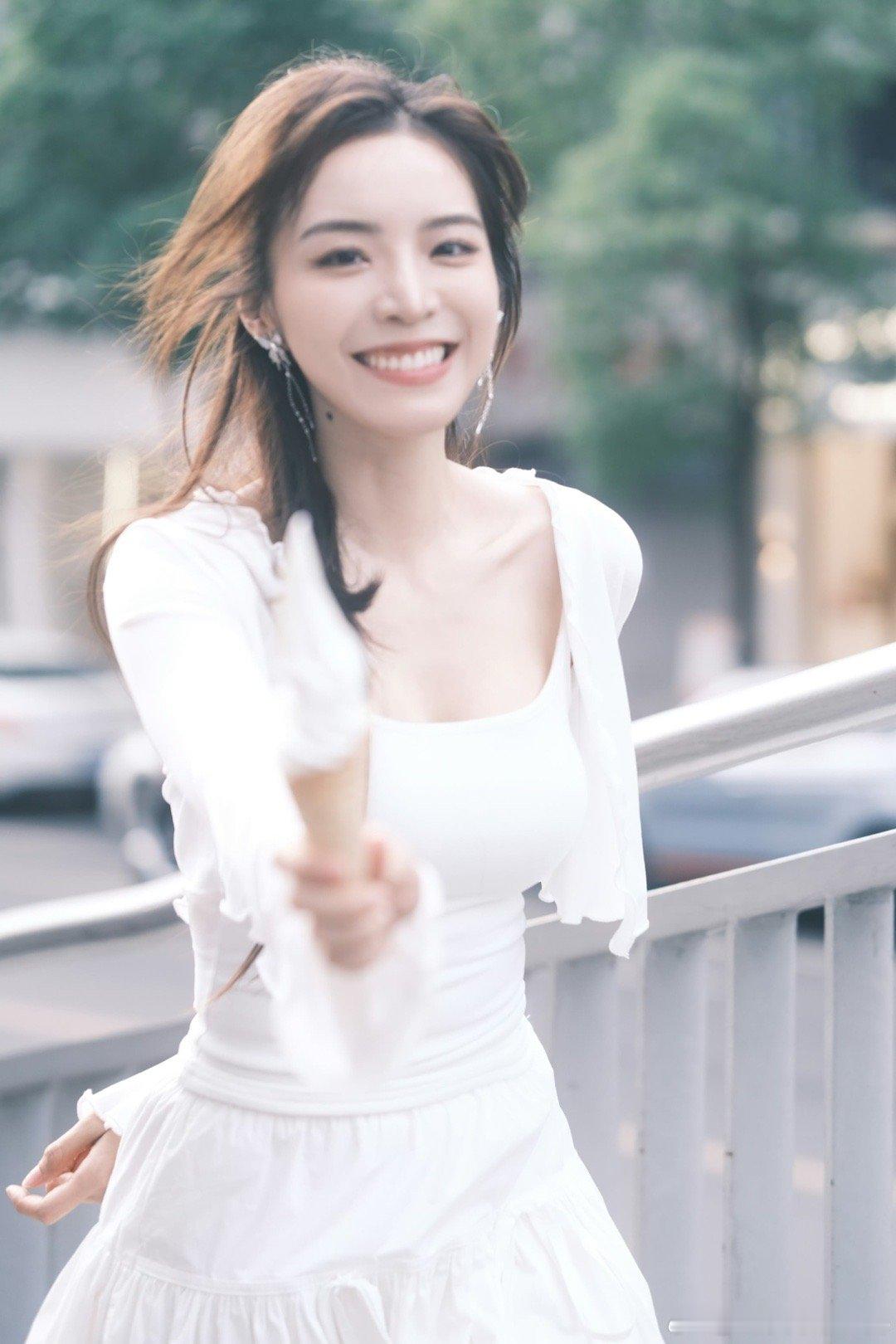 阿姨好美！又是羡慕的管哥的一天[舔屏][舔屏]你怎么越来越年轻呀！余霜晒照：白色