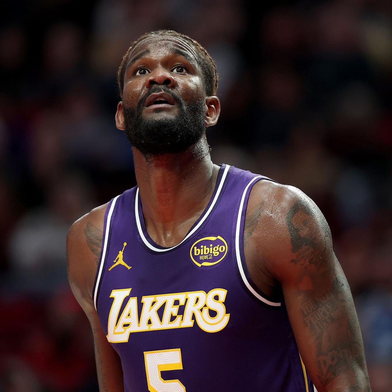 打着打着，艾顿似乎又变成从前那个艾顿了。
关键时刻，湖人一波12-2收割比赛，最