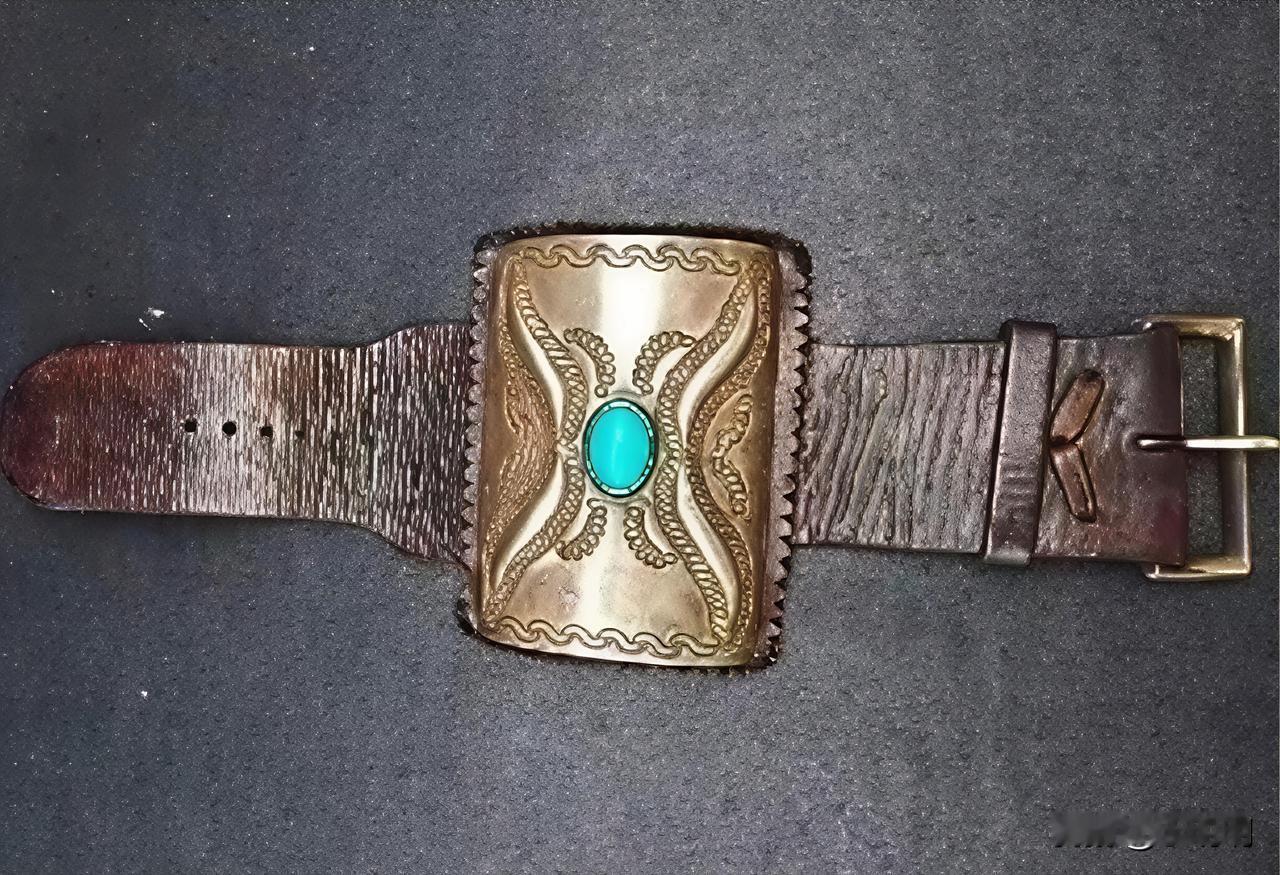 昨晚关店前，一位大爷扛来一捆旧书，十九斤重。我付了二十块钱。拆绳子时摸到个硬东西