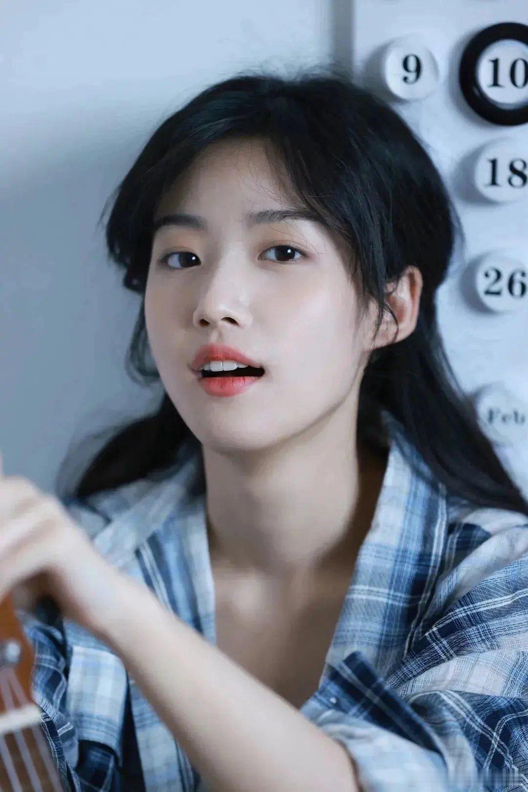 卢昱晓的长相真的非常时候青春文艺电影，带着一些伤痛的故事感 ​​​