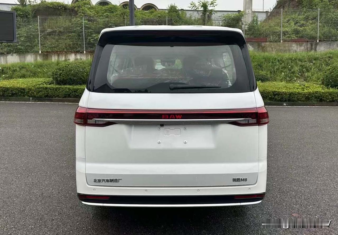 MPV可以换电啦。

北京汽车的锐胜M8 MPV，有增程版，压缩天然气版，纯电版