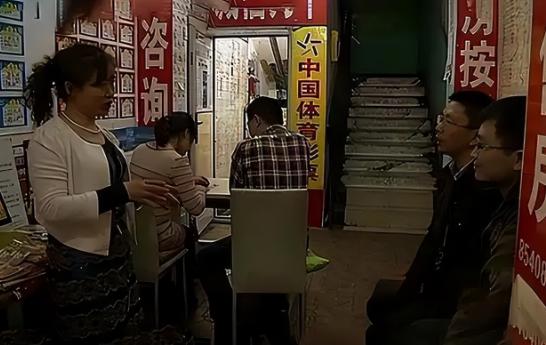 2012年，成都一女孩彩票刮出1500元，不料，第二天老板发现彩票没刮干净，实际