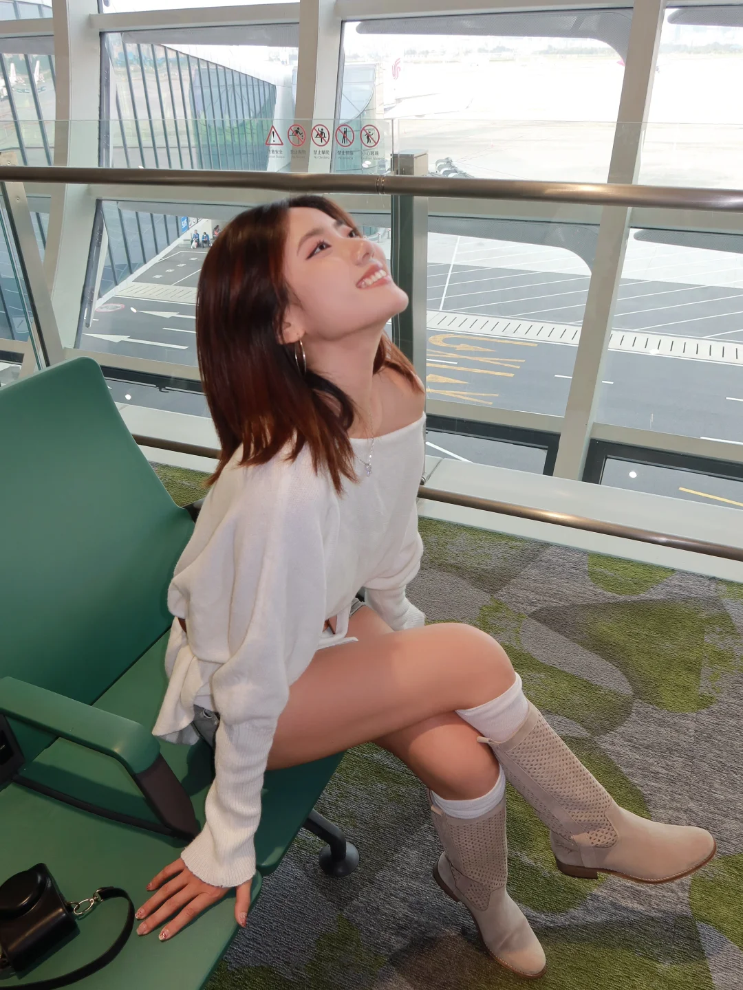 ✈️机场怎么拍|美拉德镂空长靴太出彩！