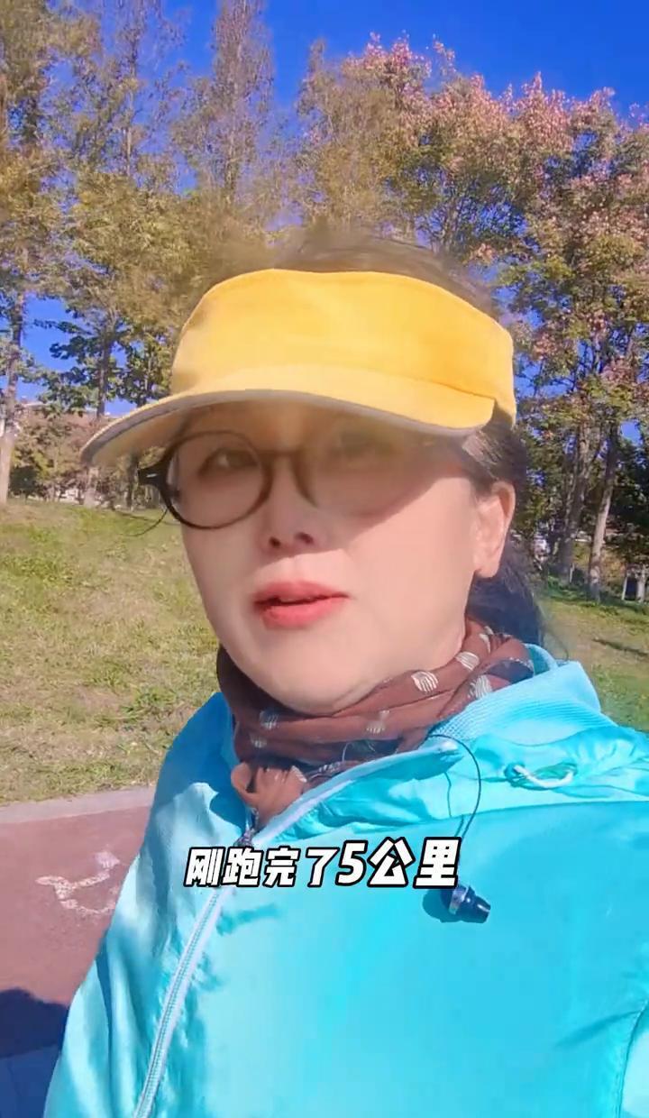 跑起来，脑子就活了。
不是玄学，是化学反应。
十来分钟，多巴胺悄悄冒头，像手机充