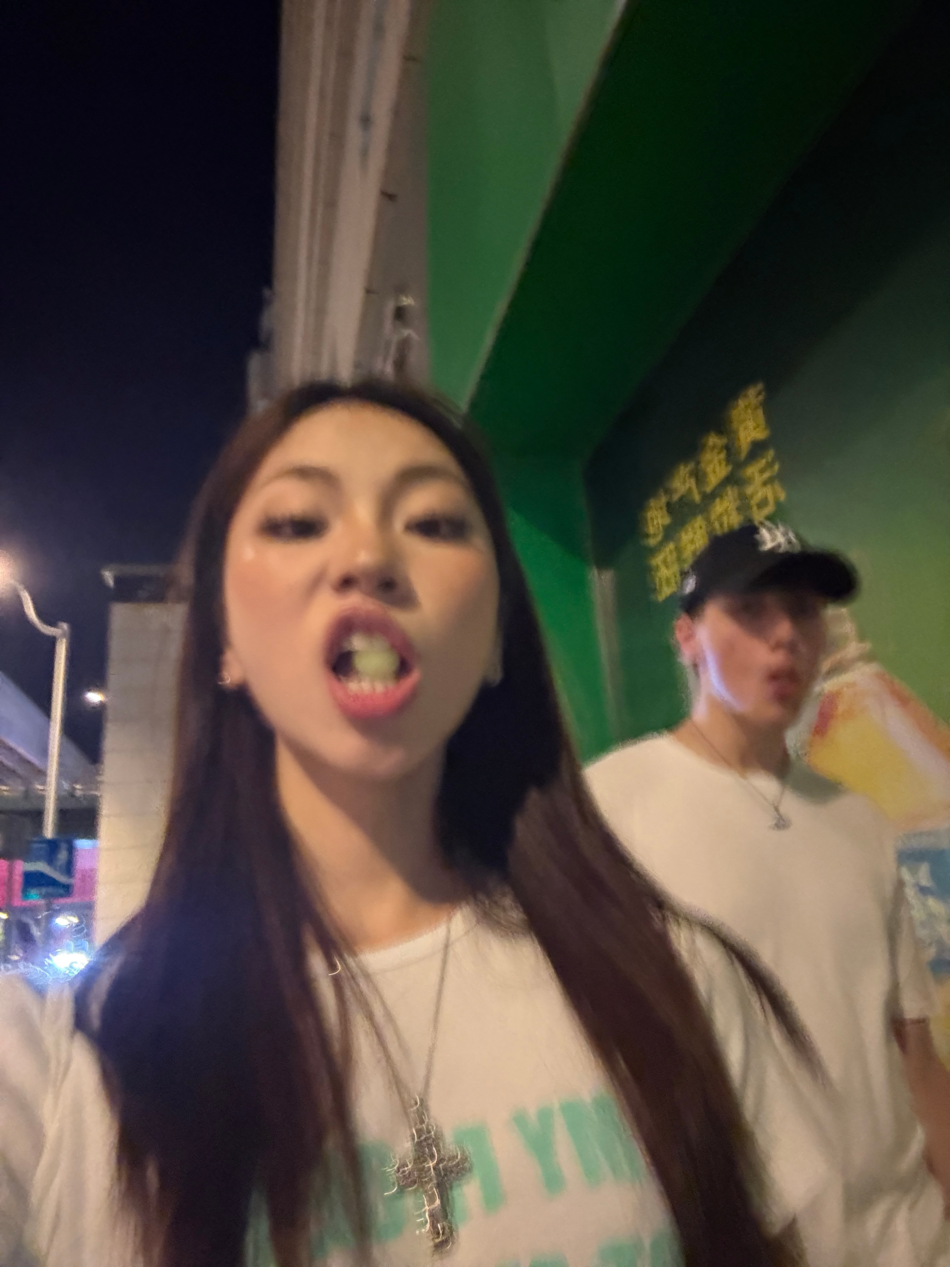 吃完饭虽然逛了一下aesop买了支唇膏，还在门口看到一只小美咪。嘉里中心门口还有