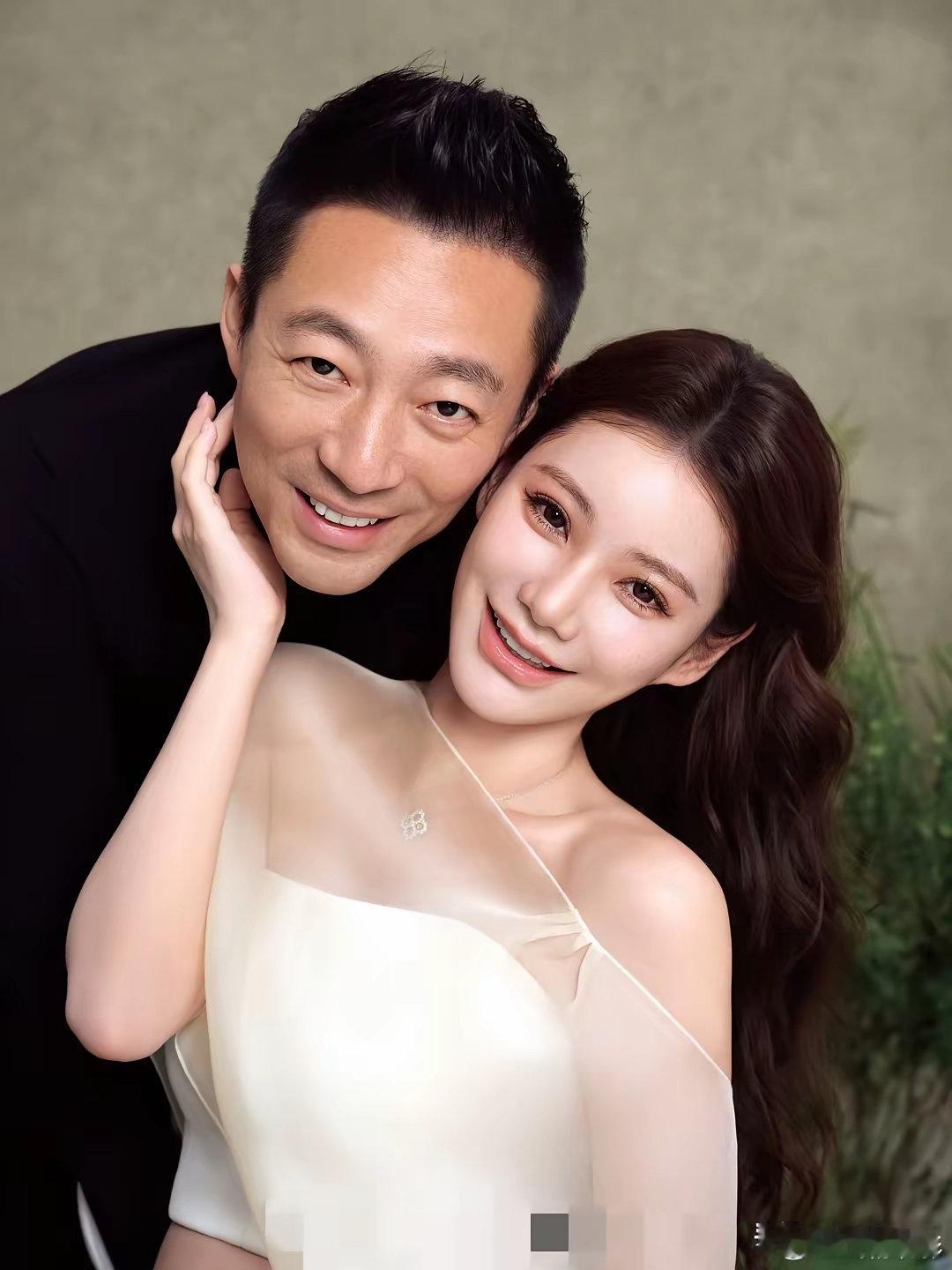 情人节筱梅晒出和小菲拍的合照！筱梅说，两个人对这次孕妇照都十分满意，她觉得拍的很