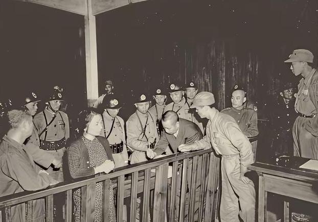 1955年台湾监狱，蔡孝乾对着狱警冷笑：“吴石算什么？你们永远不知道，还有两个比