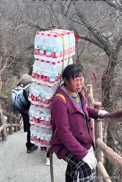 河南老君山景区里的这位54岁的女挑山工，真是让人既心疼又敬佩，不过有个问题我却想