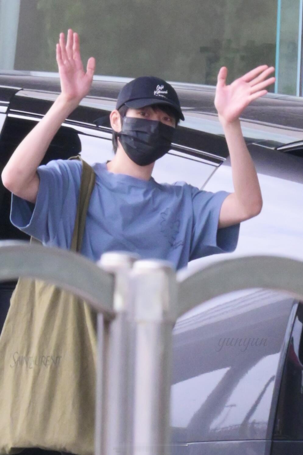 魏大勋出发上海啦，两只手挥得停不下来，这安全可靠的宽肩和和漂亮的手部肌肉💪🏻