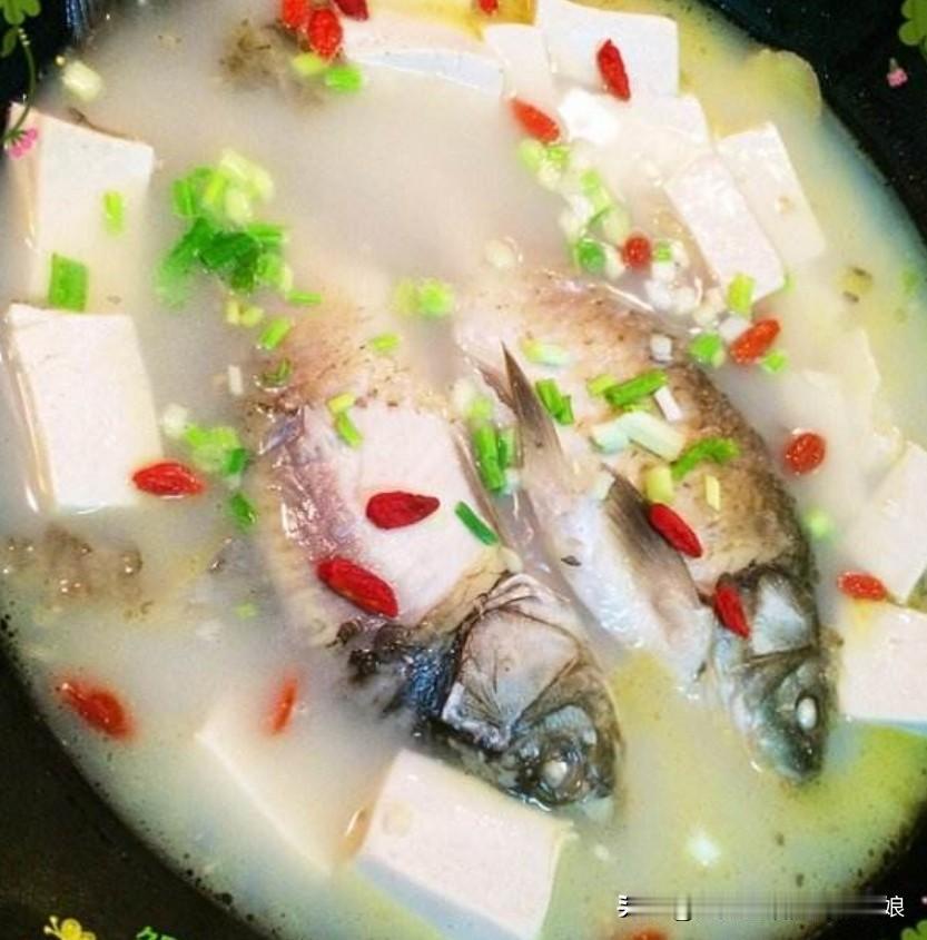 秋季必喝补气血汤，鲫鱼汤

鲫鱼：一条、当归：10克、黄芪：10克、枸杞：5克、