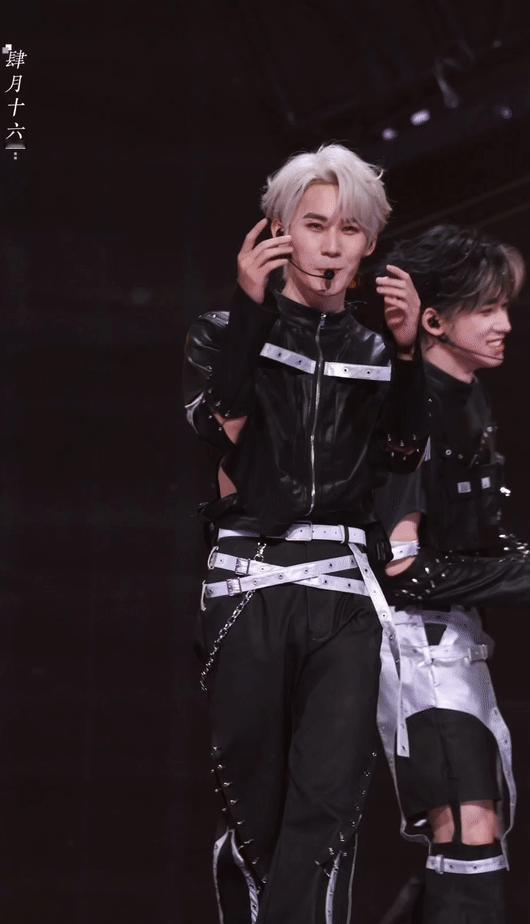 张真源这是在干什么？好像冷宫的妃子在发疯，而且这服装也太… ​​​