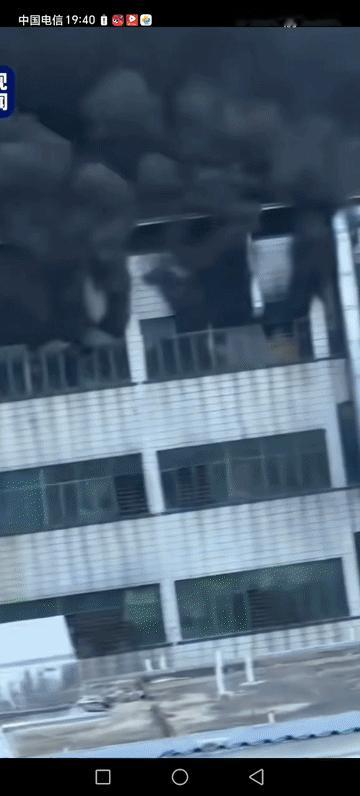 福建晋江鞋厂起火，打工也难。
老板也难，起火是最冤大头的损失，防火安全一定要落实
