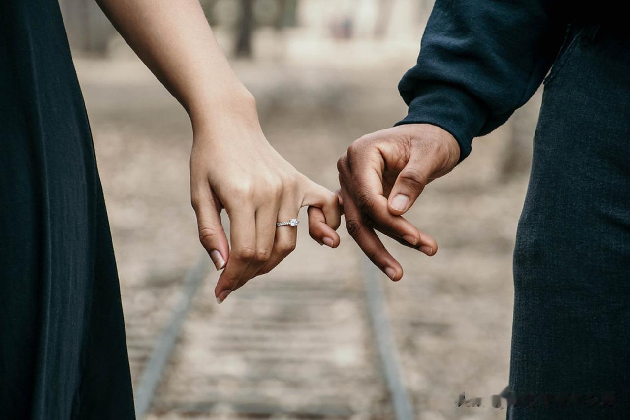 夫妻生活中，男人这3种行为实在是太伤人了，希望你永远都不会遇到！
 
背叛在感情